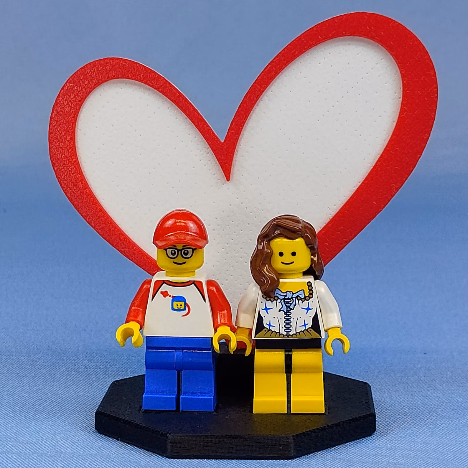 Heart display for LEGO-compatible minifigures with two figures standing in front of a raised heart outline